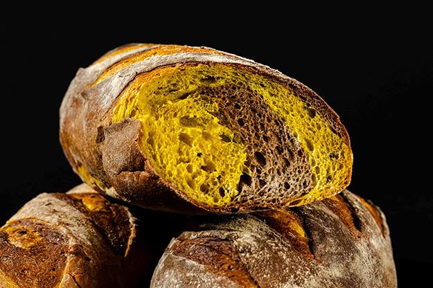 Pâine cu secară și turmeric, hrănitoare și plină de aromă