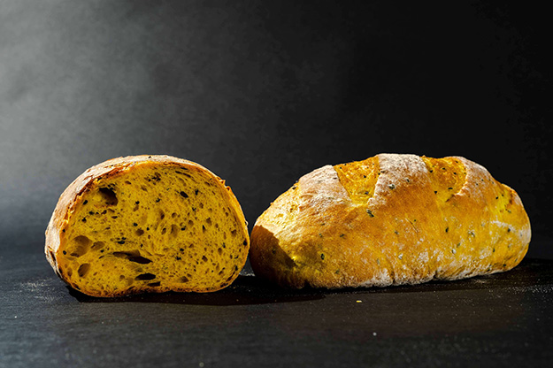 Pâine cu turmeric și susan negru, aromată și crocantă