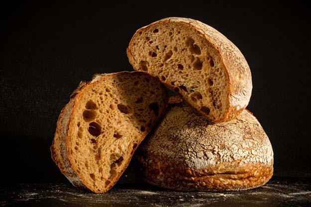 Pâine Campaillou rustică, cu crustă groasă și miez dens